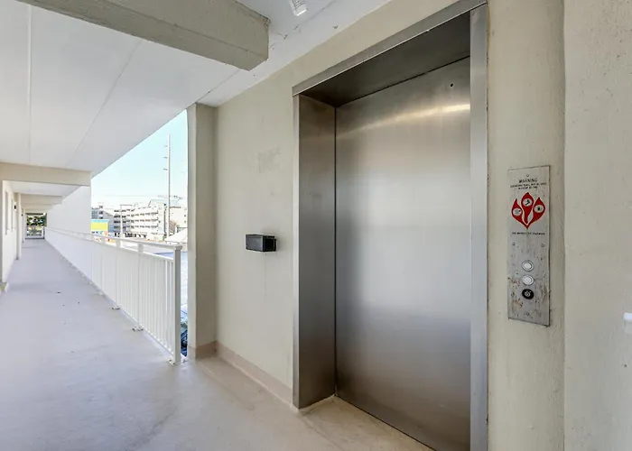 Walk To Beach! Modern Ocean W/ Balcony Holiday home *